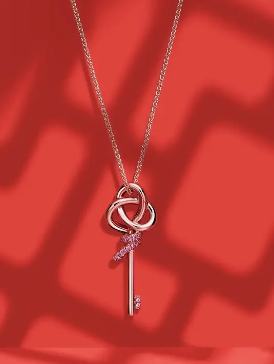 Dengan tujuan untuk menyoroti kebahagiaan dan kesatuan perayaan, kampanye ini menangkap kegembiraan dan antisipasi tahun baru yang dihiasi dengan desain Tiffany yang berkilauan.  [Foto: Tiffany & Co.]