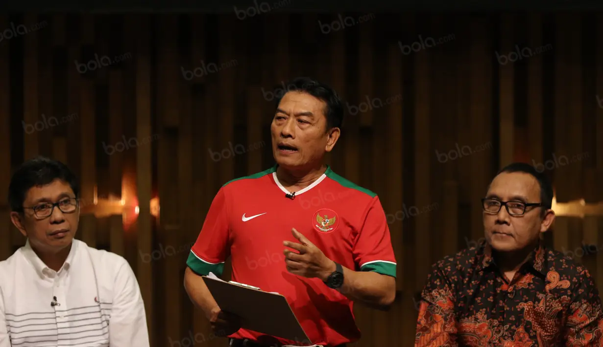 Gaya Kharismatik mantan Panglima TNI, Mpeldoko saat menyampaikan visi sebagai calon ketum PSSI pada acara debat di  SCTV Tower, Jakarta, Selasa (04/10/2016). (Bola.com/Nicklas Hanoatubun)