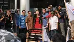 Ketua Pansus angket Pelindo II Rieke Dyah Pitaloka melakukan orasi di depan gedung KPK, Jakarta, Senin (17/7). Kedatangan Pansus untuk menyerahkan audit investigatif Badan Pemeriksa Keuangan (BPK) terkait kerja sama PT. JICT. (Liputan6.com/Helmi Afandi)