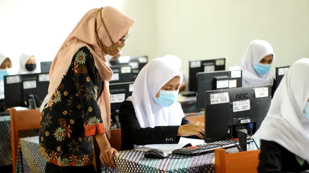 Siswa berpraktik di Lab Teknik Komputer Jaringan, kelas industri kerja sama dengan Telkom. (Foto: Liputan6.com/Muhamad Ridlo)