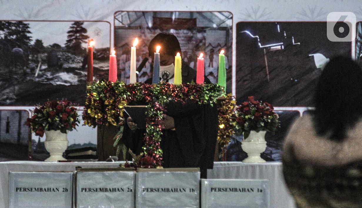 Pendeta saat memimpin ibadah malam Natal di Gedung Serbaguna Mandiri Sejahtra CBL, Desa Sumber Jaya, Tambun, Bekasi, Jawa Barat, Kamis (24/12/2020). Gedung setengah jadi ini digunakan untuk kegiatan ibadah dan acara keluarga. (merdeka.com/Iqbal S. Nugroho)