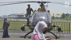 Seorang prajurit  berdiri di sebuah helikopter milik TNI AD ada pameran alat utama sistem persenjataan (Alutsista) di Lanumad  Ahmad Yani Semarang, Jumat (5/10). Pameran alutsista tersebut dalam rangka memeriahkan HUT Ke-73 TNI. (Liputan6.com/Gholib)