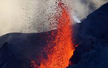 FOTO: Semburan Lava Pijar Warnai Erupsi Piton de la Fournais