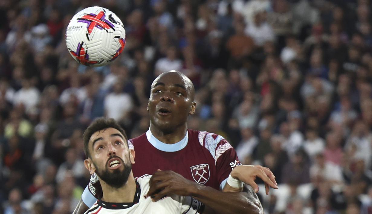 Pemain West Ham, Angelo Ogbonna (kanan), menempel ketat pergerakan pemain MU, Bruno Fernandes, dalam laga pekan ke-35 Premier League 2022/2023 yang berlangsung di London Stadium, Senin (8/5/2023) dini hari. (AP Photo/Ian Walton)