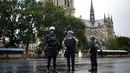 Petugas kepolisian menutup akses menuju Katedral Notre-Dame di Paris setelah aksi penyerangan, Selasa (6/6). Kepolisian Paris menembak seorang pria yang mencoba menyerang perwira polisi di kawasan Katedral Notre Dame. (AP Photo/Matthieu Alexandre)