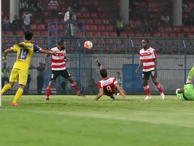 Pemain Madura United, Rodrigues Aracil saat mencetak gol ke gawang Persiba Balikpapan pada laga Torabika SC 2016 di Stadion Gelora Bangkalan, Senin(13/6/2016).  (Bola.com/Nicklas Hanoatubun)