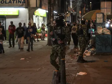 Tentara polisi militer Kolombia berpatroli di jalan-jalan selama pos pemeriksaan di Bogota (15/9/2021). Ratusan tentara telah berpatroli di jalan-jalan Bogotá sejak Rabu dalam upaya "sementara" oleh pihak berwenang untuk mengendalikan gelombang perampokan dengan kekerasan. (AFP/Juan Barreto)