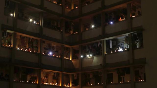 FOTO: Berjuang Lawan Corona, Warga India Nyalakan Lilin hingga Obor