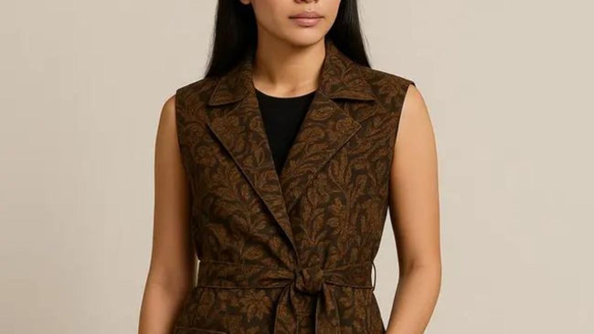 7 Outer Batik Panjang Tanpa Lengan 2025, Stylish untuk Dipadukan dengan Apa Saja