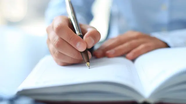 Dianggap Tak Kekinian, Menulis dengan Tangan Ternyata Bermanfaat (Tyshun/Shutterstock)