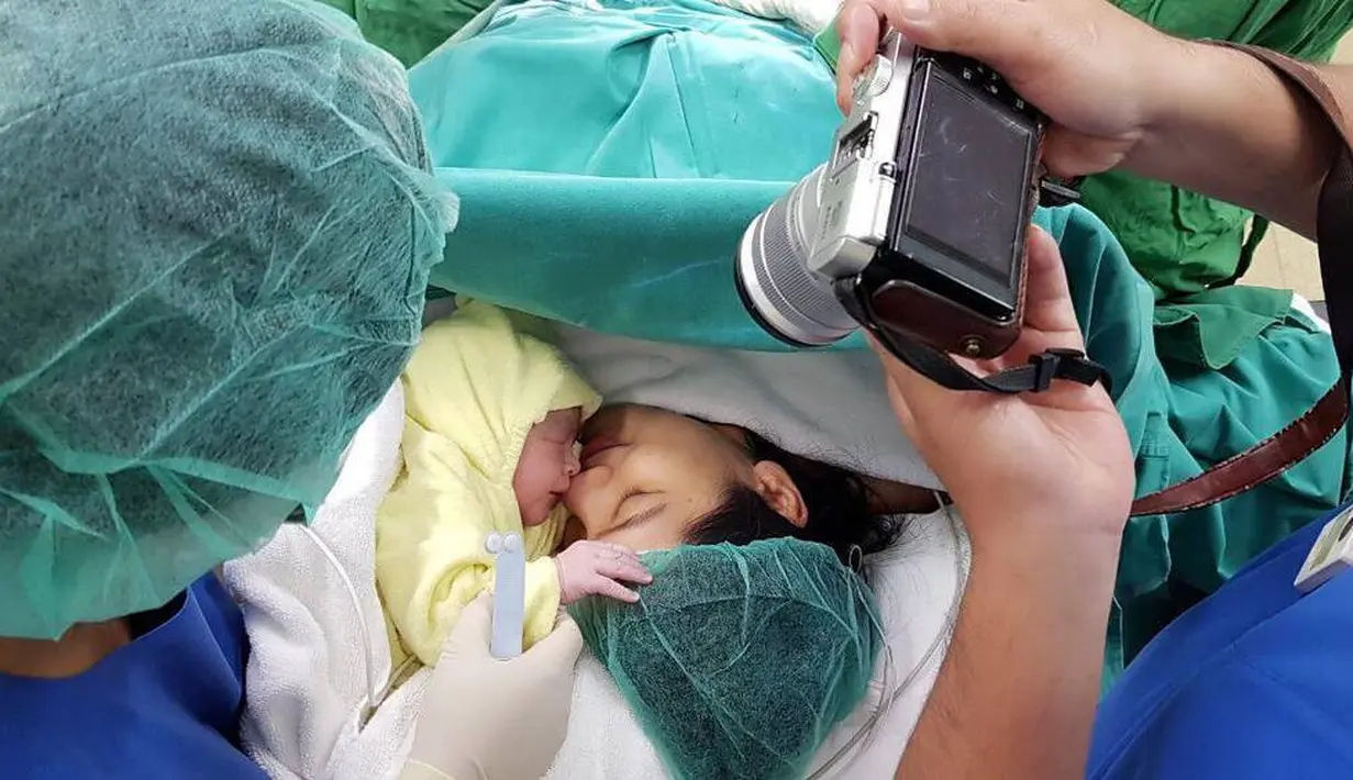 Tidak menuliskan keterangan foto terkait bayinya, Tian hanya menyantumkan emoji yang mengisyaratkan jenis kelamin anaknya adalah laki-laki. (Instagram/csugiono)