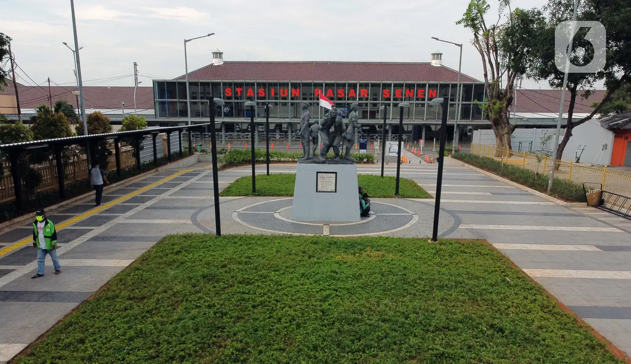 Foto udara memperlihatkan suasana baru pedestrian di kawasan Stasiun Pasar Senen, Jakarta, Kamis (18/6/2020). Renovasi ini bagian dari penataan area integrasi antarmoda untuk memfasilitasi masyarakat, dari dan menuju stasiun serta yang ingin melanjutkan naik bus. (Liputan6.com/Helmi Fithriansyah)