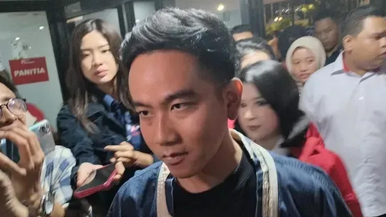 Suami Selvi Ananda itu juga mengaku belum mendapat instruksi apapun dari Ketua DPP PDIP Puan Maharani saat mendampingi kunjungan kerja di Solo dan Sukoharjo Minggu lalu.<br>