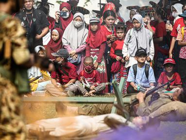 Warga menyaksikan pertunjukan sosiodrama "Reenactor Bangor" Gelora Bangsa di halaman Museum Naskah Proklamasi Jakarta, Selasa (16/8/2022). Pertunjukan tersebut merupakan salah satu rangkaian acara Napak Tilas Proklamasi dalam rangka menyambut HUT ke-77 Kemerdekaan Republik Indonesia (RI). (Liputan6.com/Faizal Fanani)
