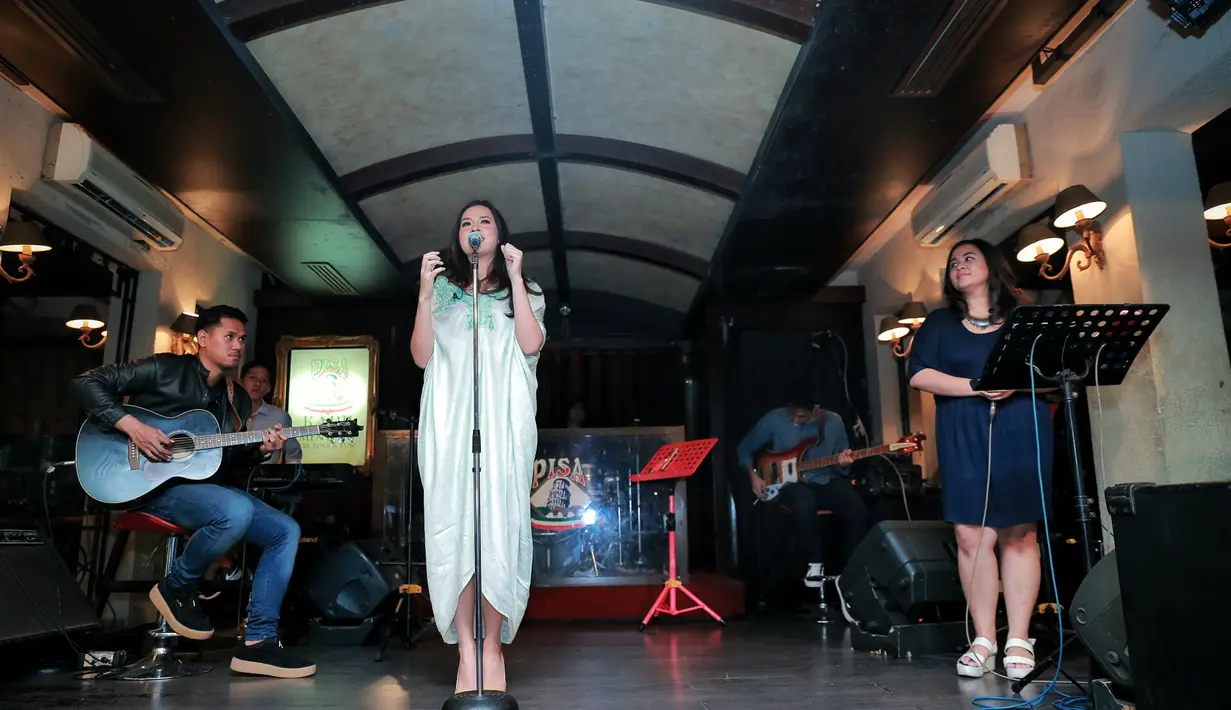 "Kita siapkan secara finance juga di tiap kota seperti apa nanti mekanismenya, pilih venuenya, terus berhubungan dengan EO dan orang yang berwenang di tiap kotanya," papar penyanyi yang akrab disapa Yaya itu. (Adrian Putra/Bintang.com)