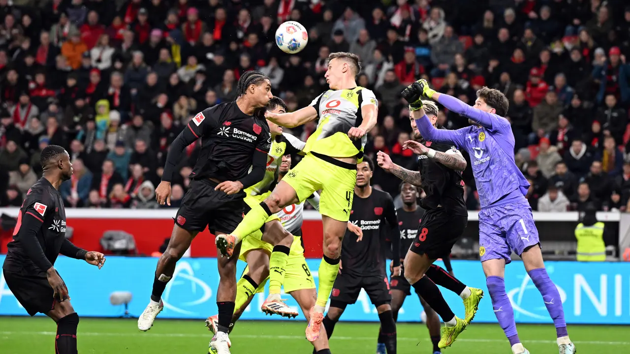 Loic Bade dari Bayer Leverkusen dan Nico Schlotterbeck dari Borussia Dortmund