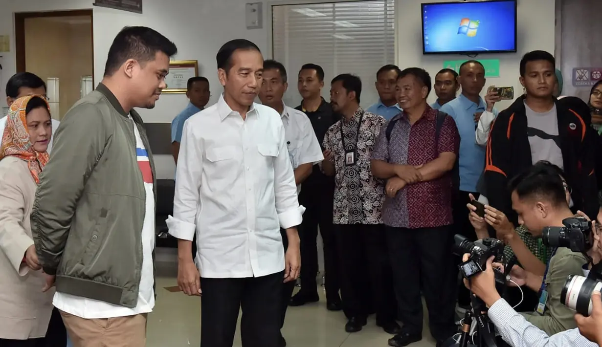 Presiden Joko Widodo (Jokowi) dan Bobby Nasution dalam jumpa pers kelahiran Kahiyang Ayu di RS YPK Menteng, Jakarta, Rabu (1/8). Kahiyang melahirkan bayi perempuan dengan berat badan 3,4 kg dan panjang 49 cm. (Liputan6.com/Pool/Kris - Biro Pers Setpres)