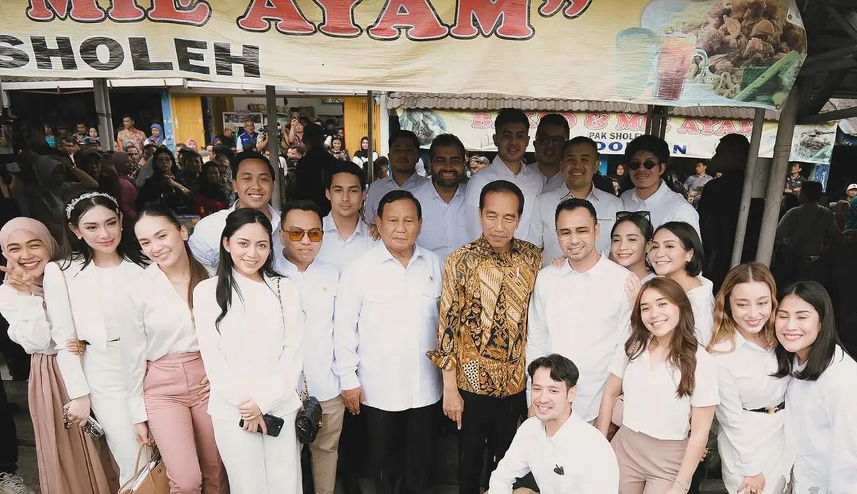 Ada Ria Ricis yang mengenakan blus putih dipadukan rok dan hijab warna pink salem. Kemudian di sampingnya ada Celine Evangelista dengan outfit serba putih head-to-toe. [@raffinagita1717/@violenziajean]