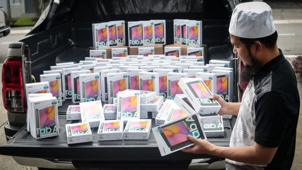Viral Pria Ini Bagikan 100 Tablet Android Bagi Siswa yang Kurang Mampu, Bikin Salut