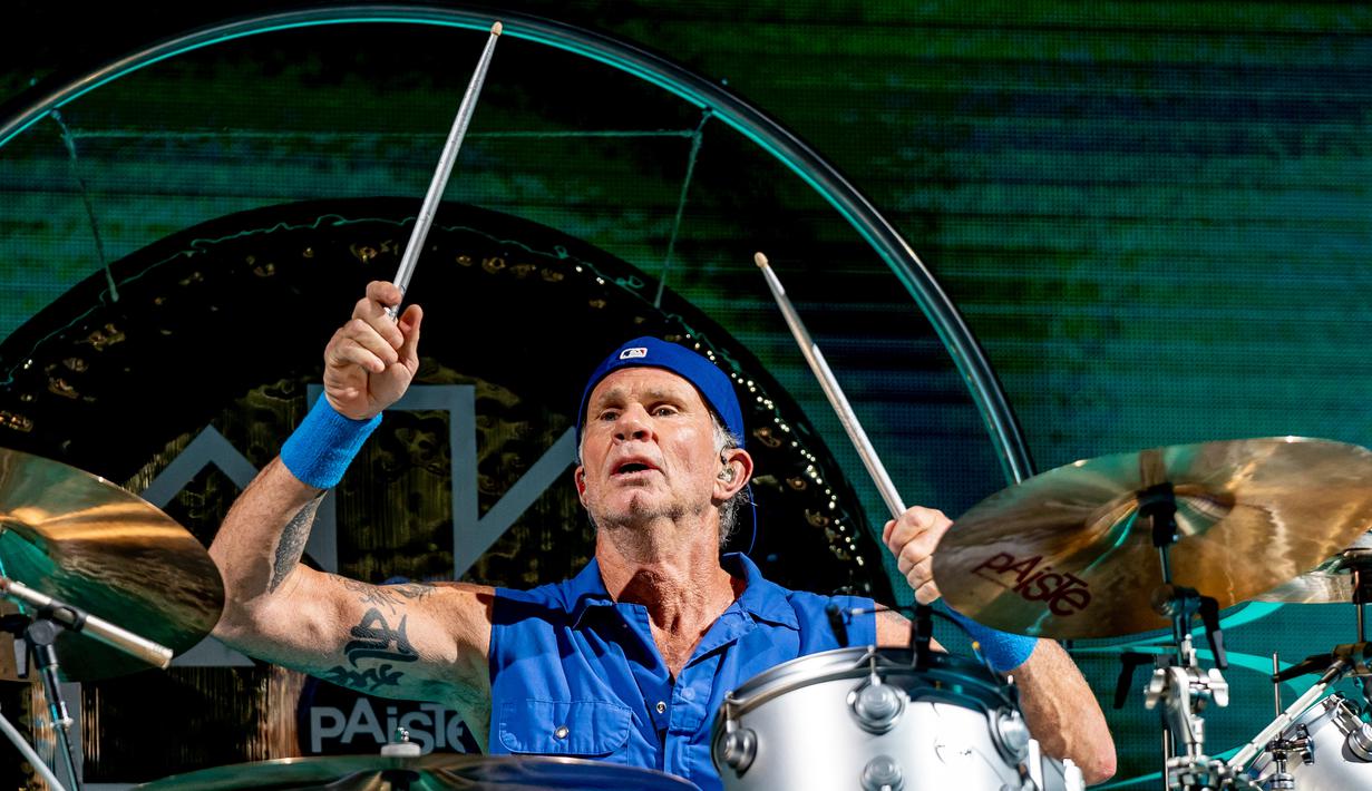 Aksi drumer grup band rock Red Hot Chili Peppers (RHCP), Chad Smith saat tampil di Soldier Field, Chicago, Amerika Serikat, 19 Agustus 2022. Red Hot Chili Peppers bergabung dengan tamu spesial seperti The Strokes dan Thundercat. (Photo by Rob Grabowski/Invision/AP)