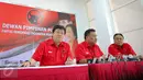 Ketua Fraksi PDIP Olly Dondokambey (tengah) memberikan keterangan pers usai rapat koordinasi di DPP PDIP, Jakarta, Kamis (17/9/2015). Dalam rapat Megawati meminta kepada fraksi untuk turun ke bawah sukseskan pilkada serentak. (Liputan6.com/Faizal Fanani)
