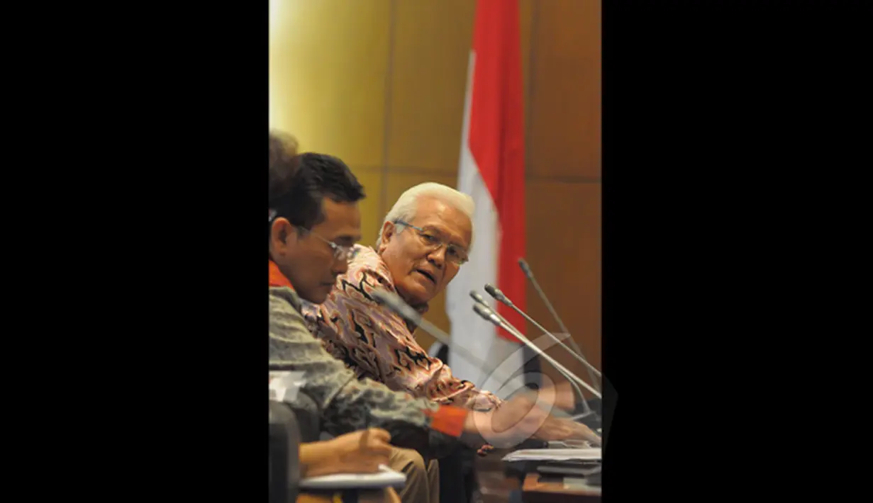 Martua Pardede (kanan) memberikan penjelasan saat melakukan pertemuan antara pimpinan MPR RI dengan panitia World Congress di  Ruang Delegasi  Parlemen RI, Jakarta, Senin (16/02/2015). (Liputan6.com/Andrian M Tunay)