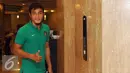 Pemain belakang Timnas Indonesia, Gunawan Dwi Cahyo bersiap naik lift saat berada di Hotel Yasmin, Tangerang, Senin (31/10). Timnas Indonesia akan melakoni laga AFF Cup 2016 pada pertengahan November mendatang. (Liputan6.com/Helmi Fithriansyah)
