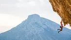 Pendaki asal AS, Sasha DiGiulian saat berusaha memanjat tebing di Pulau Kalymnos, Yunani, 9 November 2017. Wanita 25 tahun ini sebelumnya berhasil menaklukkan puncak Mora Mora di Madagaskar setinggi 700 meter. (Alex Grymanis/Red Bull Content Pool via AP)