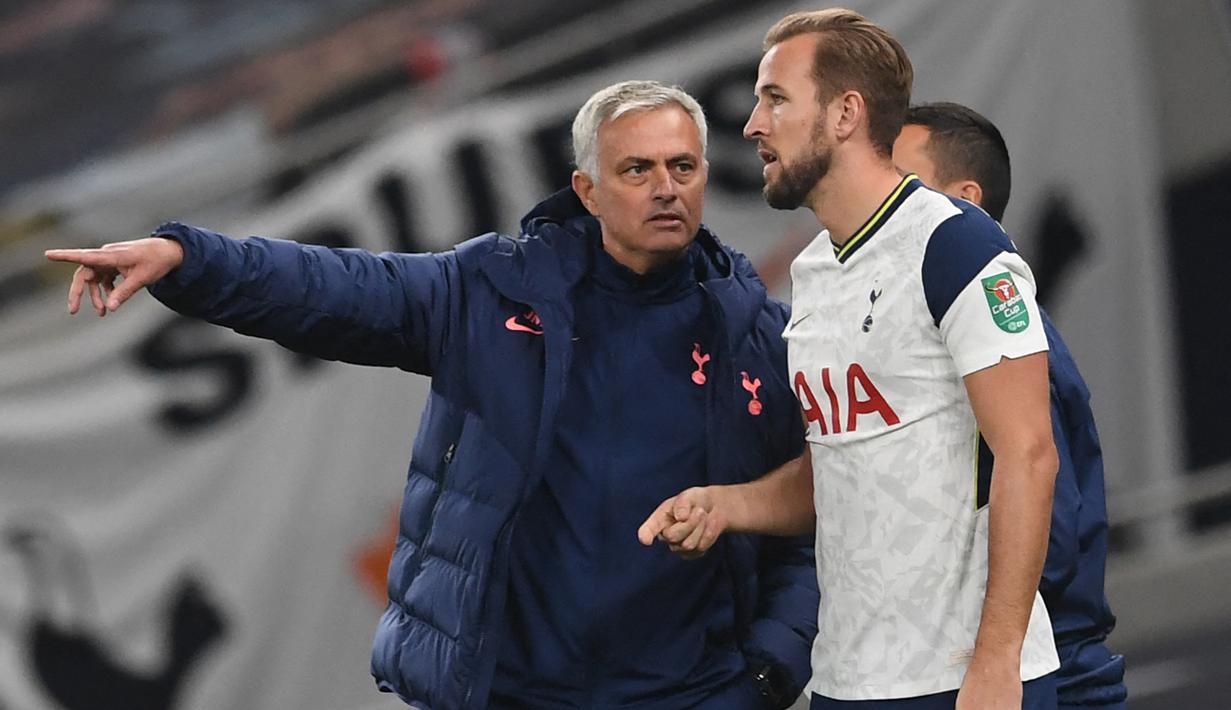 Pelatih Tottenham Hotspur, Jose Mourinho memberi instruksi kepada Harry Kane saat menghadapi Chelsea pada laga putaran keempat Piala Liga 2020/2021 di Tottenham Hotspur Stadium, London (29/9/2020). Di Liga Inggris, Jose Mourinho pernah membesut Chelsea dan Tottenham Hotspur yang merupakan rival sekota dalam London Derby. Chelsea dibesutnya mulai musim 2004/2005 hingga awal musim 2007/2008. Sementara Spurs memakai jasanya mulai 2019/2020 hingga 2020/2021. (AFP/Neil Hall)