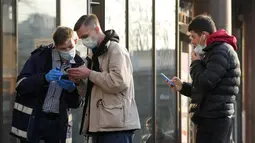 Seorang petugas memeriksa sertifikat vaksinasi COVID-19 di pintu masuk MacDonalds di Kyiv, Ukraina, Senin (1/11/2021). Langkah-langkah baru diterapkan karena jumlah kasus COVID-19 melonjak ke level tertinggi sejak pandemi, di tengah laju vaksinasi yang lamban di Ukraina. (AP Photo/Efrem Lukatsky)