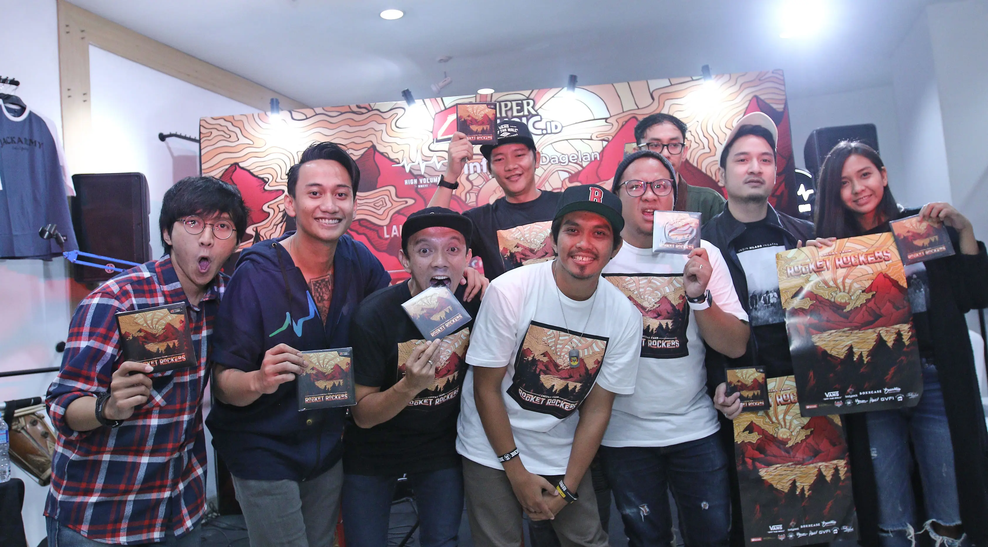 Band Rocket Rockers berfoto bersama dengan para musisi yang megisi album ke-6 di kawasan Tebet, Jakarta, Rabu (18/10/2017). (Foto: Liputan6.com / Herman Zakharia)