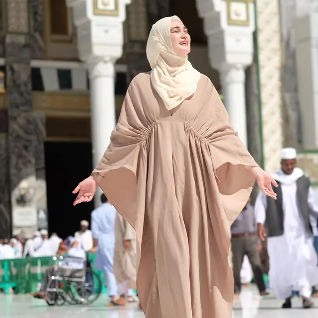 Akui Ingin Berhijrah, Ini 6 Pesona Luna Maya saat Pakai Hijab