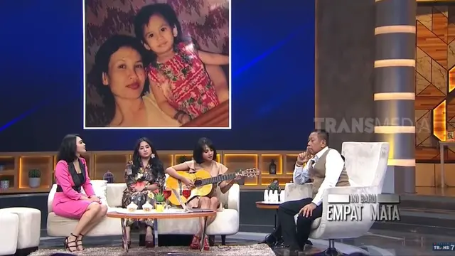 Mendiang Vanessa Angel menyanyikan lagu Hatchi Anak Sebatang Kara. (Tangkapan layar YouTube/ TRANS7 OFFICIAL )