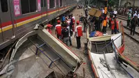 Kondisi Metromini yang rusak parah akibat terhantam kereta di perlintasan Angke, Tambora, Jakarta, Minggu (6/12/2015). Menurut saksi mata, Metromini tersebut nekat menerobos palang pintu hingga terjadi kecelakaan. (Liputan6.com/Gempur M Surya) 