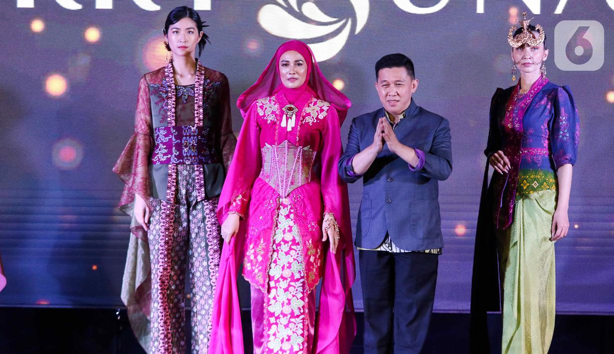 Desainer Ferry Sunarto bersama para model usai peragaan busana rancangannya saat acara Cita dan Cipta Liputan6.com X Fimela dalam parade Wastra Nusantara di Hotel Shangri La, Jakarta, Rabu (31/7/2024). (Liputan6.com/Herman Zakharia)