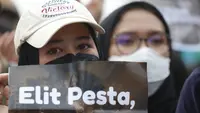 Salam Tiga Jari Warnai Aksi Mahasiswa di Bundaran HI