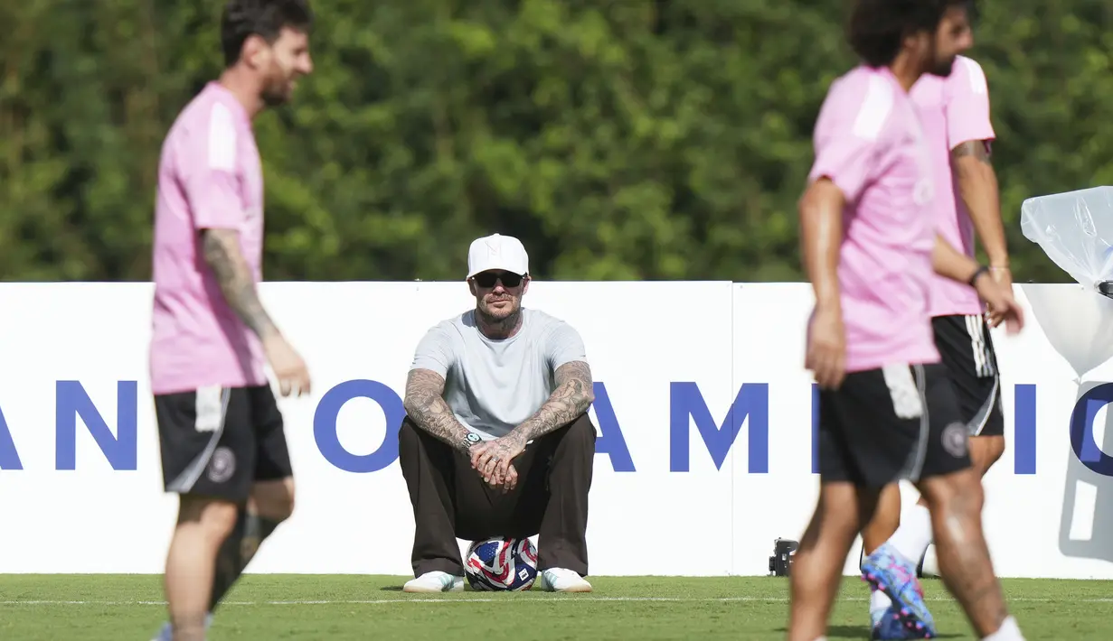 Co-Owner Inter Miami sekaligus mantan pesepak bola, David Beckham melihat langsung latihan dari Lione Messi (kiri) dan timnya menjelang pertandingan pembuka Piala Dunia Antarklub 2025 melawan Al Ahly di Florida Blue Training Center, Florida, Amerika Serikat, Jumat (13/06/2025) waktu setempat. (AP Photo/Lynne Sladky)