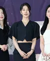 Lihat di sini beberapa potret penuh pesona para goddess Korea Selatan; Song Hye Kyo, Bae Suzy, dan Lim Ji Yeon berkumpul di Blue Dragon Series Awards Hand Printing.