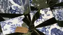 Kendall Jenner juga hadirkan gaya klasik pada kadonya. Bunkusan dengan kuansa biru dipermanis dengan pita dan aksen hidup melalui tanaman yang diaplikasikannya.  [Foto: Instagram/ Kim Kardashian]