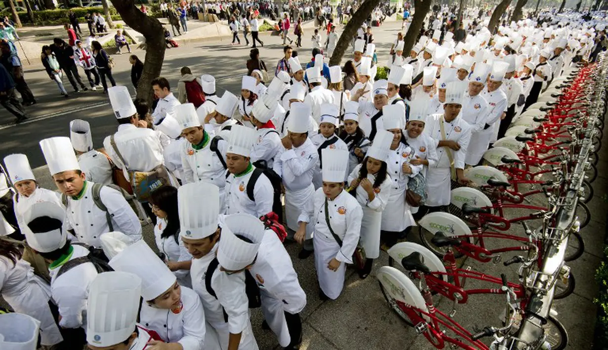 Rekor sebelumnya diberikan pada Dubai yang berhasil mengumpulkan 2.847 koki, Mexico City, Sabtu (17/05/2014) (AFP PHOTO/Alfredo ESTRELLA).