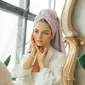 Ilustrasi perempuan mengaplikasikan skincare yang bagus untuk pemilik wajah berminyak dan kusam. Credit: pexels.com by&nbsp;Antoni Shkraba