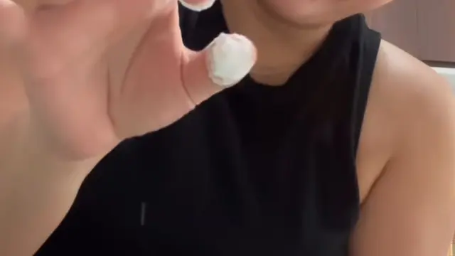 Meira Anastasia takut dengan tekstur tepung maizena. (credit: instagram.com/meiranastasia)