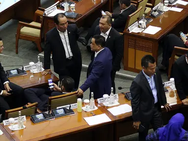 Sejumlah anggota dewan duduk di meja menunggu mulainya Sidang Paripurna ke-3 Masa Persidangan I Tahun Sidang 2019-2020, di Kompleks Parlemen, Senayan, Jakarta, Selasa (22/10/2019). Sidang Paripurna tersebut membahas beberapa Agenda. (Liputan6.com/Johan Tallo)