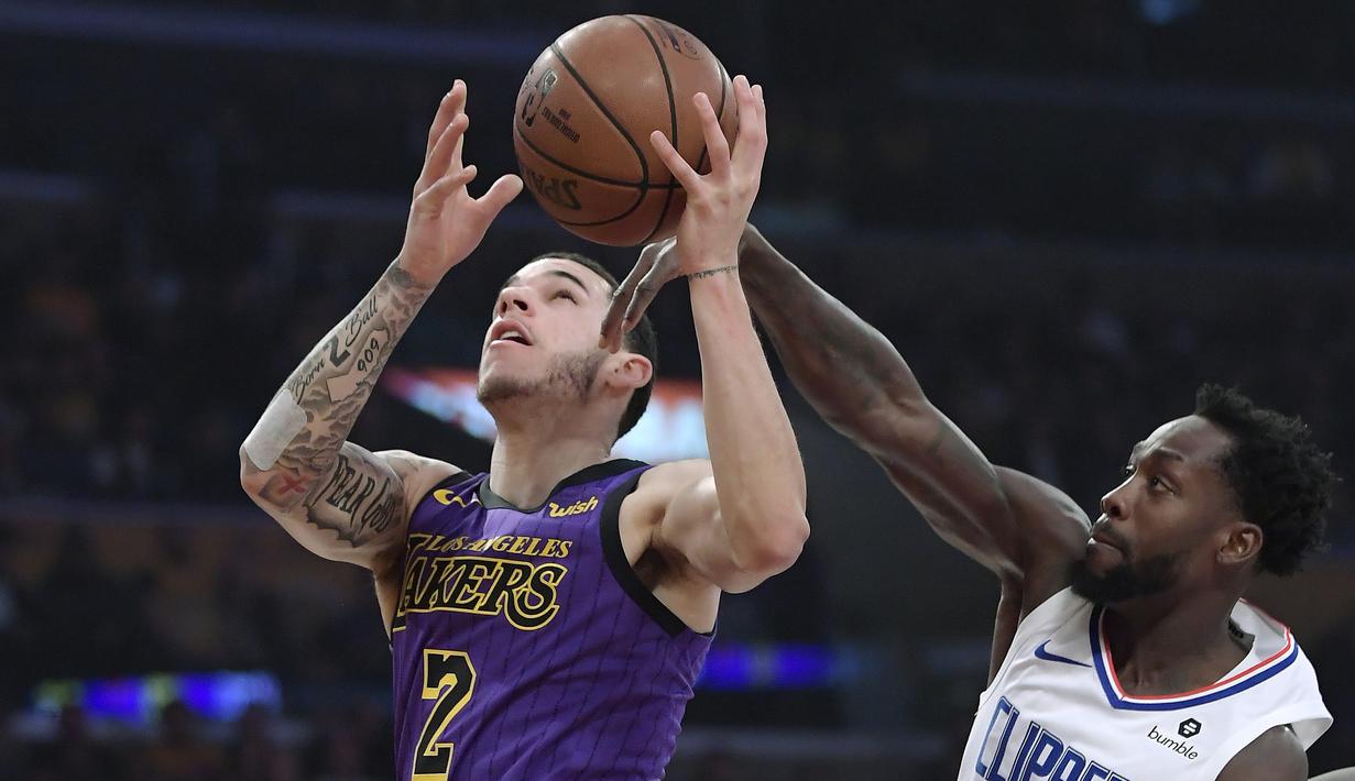 Pebasket Los Angeles Lakers, Lonzo Ball, dihadang pebasket Los Angeles Clippers, Patrick Beverley, pada laga NBA di di Staples Center, Sabtu (29/12). Los Angeles Clippers menang 118-107 atas LA Lakers. (AP/Mark J. Terrill)