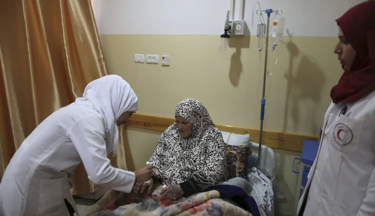 Seorang wanita Palestina menjalani perawatan di Rumah Sakit Indonesia di wilayah utara Jalur Gaza, 4 Januari 2016. Rumah sakit yang dibangun menggunakan dana dari rakyat Indonesia itu resmi dibuka pada 27 Desember 2015 lalu. (REUTERS/Mohammed Salem)