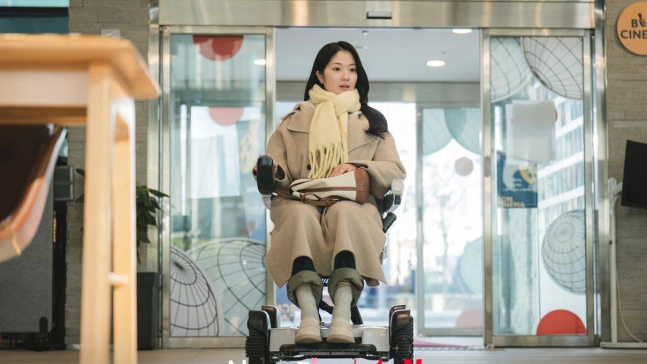 Episode Im Sol menggunakan kursi roda di Lovely Runner. Di sini Kim Hye Yoon bekerja keras agar bisa berakting memakai kursi roda. (Dok: TVN)