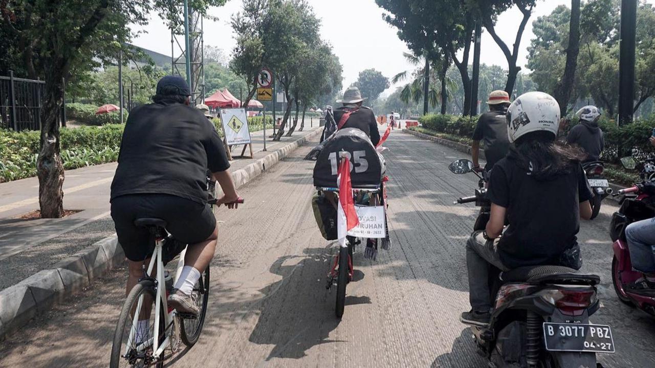 Pak Midun mengungkapkan, para suporter yang ditemuinya ikut membantu mengawalnya secara estafet dan memberikan dukungan.