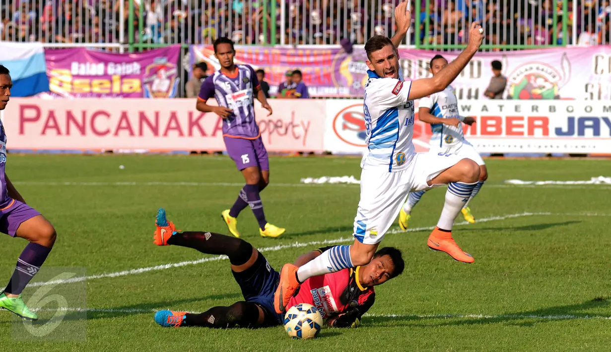 Penyerang Persib, Juan Carlos Belencoso mencoba menghindari penjaga gawang PSGC, Ghoni saat laga persahabatan segitiga di Stadion Galuh Ciamis, Minggu (10/4/2016). Laga ini dimenangkan Persib 5-1. (Liputan6.com/Helmi Fithriansyah)