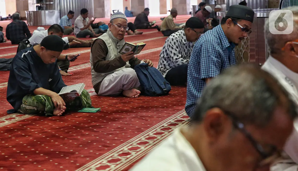 Membaca Al-Qur'an atau tadarus dilakukan umat Islam untuk meningkatkan ibadah selama bulan suci Ramadan. (Liputan6.com/Angga Yuniar)