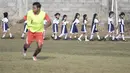 Sejumlah anak-anak SD berolahraga dengan berbagi lapangan bersama pemain Persija yang sedang latihan jelang laga Piala Presiden melawan Persita di Lapangan Trisakti, Bali, Rabu (2/9/2015). (Bola.com/Vitalis Yogi Trisna) 